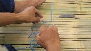 Amplas bagian luar bambu agar menjadi halus. Keuletan Pekerja Bikin Tirai Bambu Di Cipaganti Bandung Beritabaik Id