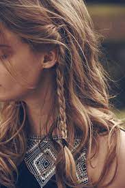 Festival Inspired Mini Braid Boho Chic Hair Inspiration Abercrombie Fitch Coiffure Tendances Coiffures Cheveux