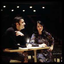 Von 1969 bis 1973 war argerich mit dem schweizer dirigenten verheiratet charles dutoit , mit dem sie eine tochter hatte. Das Mysterium Und Ihr Dirigent