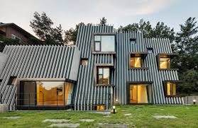 Etched Into The Landscape Dramatic Deep House With Box Type Corner Windows Slanted Walls House Roof Deep House