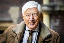 Bovendien wees hij er op dat niet hij alleen eindverantwoordelijk mijn contact met van agt dateert van een paar jaar nadat hij actie was gaan voeren voor de palestijnen. Oud Premier Dries Van Agt Ik Heb Altijd De Nieuwe Minister President In Wim Van De Donk Gezien Aftreden Wim Van De Donk Bd Nl