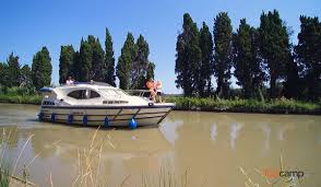 Les pistes cyclables tout confort alternent avec des sentiers plus nous quittons marseillan au départ du petit port de l'étang de thau où se jette le canal du midi pour rejoindre la mer méditerranée. Decouvrir Le Canal Du Midi