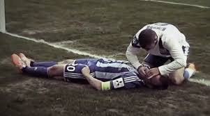 Résultat de recherche d'images pour "lombalgie d'un joueur sur le terrain"