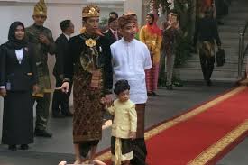 Check spelling or type a new query. Mengenal Baju Adat Klungkung Bali Yang Dikenakan Jokowi Saat Upacara Hut Ke 74 Ri Halaman All Kompas Com