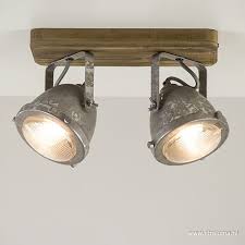 een stoere industriele spot van hout en metaal deze 2 lichts plafondspot past perfect in een industrieel i woonkamerlampen houten lamp decoratieve verlichting