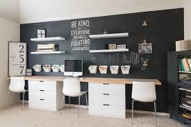 We want to create a better everyday life for the many people. Schreibtisch Fur Drei Mit Ikea Schubladenelementen Und Toller Wand Mit Schwarzer Tafelfarbe Zum Beschrei Home Office Decor Home Office Space Home Office Design
