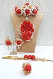 Now A Days Flower Jewellery Are In Trend And Have A Great Demand In Pre Marriage Event Like Haldi Eve Wedding Flower Jewelry Flower Jewellery Floral Jewellery
