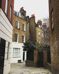 A Hidden Little Alley In London S Covent Garden It S Amazing How Something So Quiet And Calm Can Exis London Places Best Places In London Covent Garden London