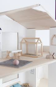 Auch wenn die auswahl an puppenhäusern in den letzten paar jahren geradezu explodiert ist, und es heute unmengen puppenstuben zur auswahl gibt, kann eine individuallösung durchaus. Diy Puppenhaus Im Skandi Look Mit Bauanleitung Diy Puppenhaus Puppenhaus Barbie Haus Mobel