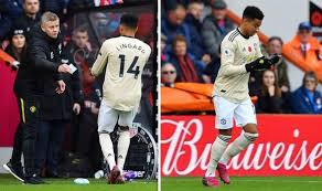 Midday snack, keep that energy up on national nut day! Man Utd Ace Jesse Lingard Looks Baffled By Ole Gunnar Solskjaer S Instructions Football Sport Express Co Uk