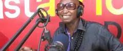 Coyo rapa kutoka mwanza a akizitumia dakika zake 10 za maanganizi ndani ya planet bongo. Skachat Dakika 10 Za Maangamizi Coyo Planet Bongo Smotret Onlajn