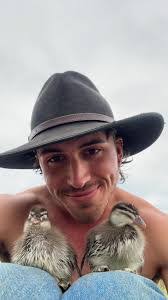 Austin Duck's Instagram, Twitter & Facebook