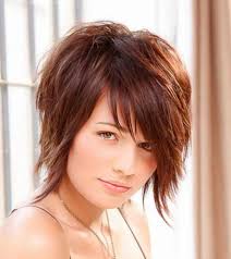 In this hairstyle, the layers in front are dramatically sweeping the chin while the back layers are short. 58 Short Hairstyles For Round Faces With Double Chin Easy Hairstyles
