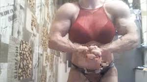 Flexing at Home with Natalia: Russian FBB Amateur Porn