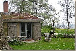 Holzhutten Mit Grasdach Rugen Strandhauser Sommerfrische Ferienhaus Hund