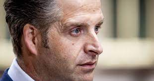 Op woensdag 6 mei om 19:00 uur vond er een persconferentie over de versoepelingen van de coronamaatregelen plaats. Outurrcgwx Btm
