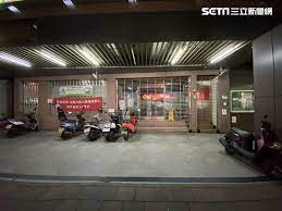 决策者必须遏制金融脆弱性和贸易争端升级带来的短期风险，推进实现经 济、社会和环境目标的长期发展战略。 果断的政策行动，关键是在应对气候变化、可 持续金融、可持续生产与消费、克服不平等等重要领域进行多边、合作、长期的全球决 策。 Emjcvj K J4ukm