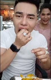 Phẫu thuật thẩm mỹ đã thay đổi hoàn toàn cuộc sống của nhiều ngôi sao, có nhiều người trở nên đẹp hơn nhưng cũng có nhiều người không thể cứu cô lạm dụng quá nhiều phương pháp thẩm mỹ trên gương mặt và trở nên dị biệt. Le DÆ°Æ¡ng Báº£o Lam Bá»‹ Rá»›t RÄƒng Sá»© Khi Ä'ang Livestream Khiáº¿n Netizen CÆ°á»i Ra NÆ°á»›c Máº¯t