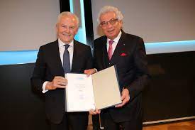 Rüdiger grube (born 2 august 1951) is the current vice president of hyundai motor company, the chairman of the board of deutsche bahn through january 2017, and was the chairman of eads. Pressemitteilung Ex Bahnchef Rudiger Grube Ist Ehrenprofessor Der Tuhh