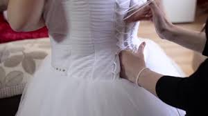 Brautkleid hochzeitskleid lang gr 36 38 perlen spitze. Brautjungfer Ist Weisse Hochzeitskleid Fur Die Schone Braut Vorbereitung Hochzeit Schnurung Stockvideo C Komamur Gmail Com 111397012