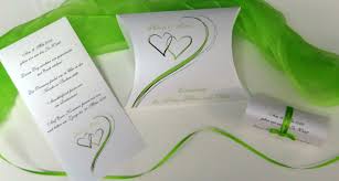 Hochzeitseinladung Mal Anders Einladungsbox Mit Grunen Herzen Mit Bildern Hochzeitseinladung Karte Hochzeit Einladungen