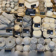 On entend souvent, ou parfois même on le dit nous même, que le fromage sent mauvais, ou bien plus familièrement, qu'il pue ! Le Petit Precis De Fromagerie D Emmanuel Carbonne Oui Le Magazine De La Ruche Qui Dit Oui