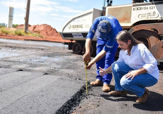 Prefeita Adriane anuncia mais ruas asfaltadas no bairro Jardim Tarumã - Fato67