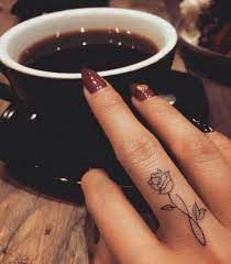 1001 Finger Tattoo Ideen Und Ihre Bedeutung Finger Tattoos Finger Tattoo Ideas Tiny Finger Tattoos