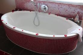 Das zentrum im romantischen badezimmer darf gerne die badewanne sein, besonders ein freistehendes modell mit kleinen füßen transportiert romantische. Tolle Dekorierte Badewanne Romantik Spa Alpen Herz Ladis Holidaycheck Tirol Osterreich