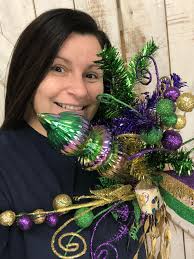 🎶 It's Carnival time 🎶 Mardi Gras is making its way to the store front!!  How do you like to decorate?? Door wreaths, mantel swags, centerpieces??  Let us know what we can
