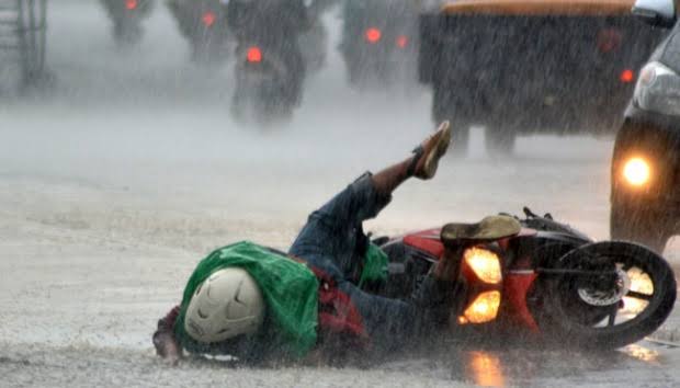 Image result for Tips Aman dan Nyaman Berkendara Saat Hujan"