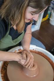 À partir du 6 avril, Eva Maxwell vous propose un cours de poterie au tour  pour débutant pour une période de six semaines. Venez vous mettre les mains  dans l'argile le samedi