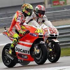 Show how much of a fan you are and support him on and off the circuits. Valentino Rossi And Marco Simoncelli Moto Legende Voitures Et Motos Moto Sportive