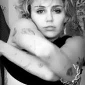 Miley Cyrus nackt, Oben ohne Bilder, Playboy Fotos, Sex Szene