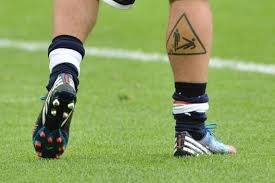 El jugador quería ir retratando partes importantes de su vida, pero a través de las imágenes de ciertos símbolos. El Estrafalario Tatuaje De Daniele De Rossi