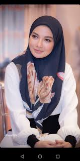 Semua mengetahui mengenai pengakuan neelofa yang sebelum ini mengatakan dirinya itu kini sedang berkawan rapat dengan kerabat diraja. 32 Neelofa Ideas In 2021 Hijab Fashion Beautiful Hijab Hijab