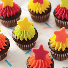 J'ai vite pensé à un gâteau en pâte à sucre car c'est ce qu'il y a de mieux pour faire une chouette déco.bon, c'est bien sucré, mais c'est pour des enfants, et puis on en mange pas tous les jours non plus. How To Decorate With Fondant Shapes And Cut Outs Kit 14 Piece Wilton