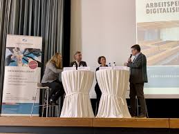 Weekly danish discussion programme about current events with politicians, political analysts and other guests. Debatten Hochschule Osnabruck