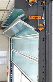 this is such an interesting garage door the compact door has been designed to incorporate the advantages of both garagedeur garagedeuren interieur staldeuren