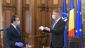 1 de rezultate pentru eticheta iohannis orban. PreÈ™edintele Klaus Iohannis A Primit De La Premierul Ludovic Orban O MascÄƒ De ProtecÈ›ie RomaneascÄƒ RealizatÄƒ La Uzina De Produse Speciale DragomireÈ™ti Caleaeuropeana Ro