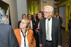 Wie sagt man frau kretschmann auf deutsch? Der Baden Wurttembergische Ministerprasident Winfried Kretschmann Rechts Bundnis 90 Die Grunen Und Google Manager Urs Holzle In Mountain View Stuttgarter Nachrichten