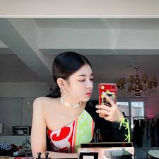 Screencaps of itzy members from the wannabe mv: 190716 Itzy Instagram Update With Lia Album On Imgur
