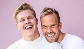 Og vi skal selvfølgelig snakke om alle andre kjendiser også, bortsett fra arne treholt. Harm Hegseth World Tour Hva Skjer
