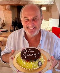 Oggi è un giorno speciale per Gerry Scotti. Lo zio più amato d'Italia, dopo  aver espresso un desiderio, soffia con vigore su 68 candeline. Tanti  auguri! #gerryscotti #festa #compleanno #torta #candeline #ziogerry #