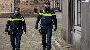 #alsjemankanphotoshoppen #enaltijdeenstapjeverdergaat #stoeremannen #politie #politieagent #brandweer #brandweerman. Waarom Draagt Een Politieagent Een Uniform