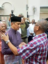 Isterinya, puan sri azizah hamdi, meninggal dunia di pusat perubatan universiti malaya pada disember 2017 akibat barah. Mohamed Azmin Ali On Twitter Menziarahi Jenazah Isteri Tan Sri Dato Seri Mohamad Fuzi Harun Almarhumah Puan Sri Azizah Hamdi Di Masjid Ipk Selangor Mendoakan Semoga Almarhumah Puan Sri Dikurniakan Husnul