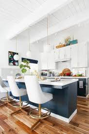 Cocina pequeña con contrastes de color para un estilo moderno. 1001 Ideas De Decoracion De Cocinas Pequenas Con Isla