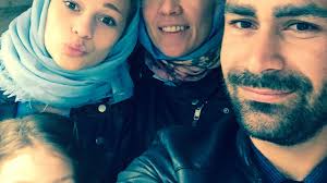 Saksassa kannetaan jättituuttia ja Iranissa rouvitellaan opettajaa