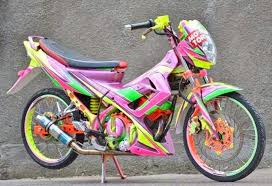 Modifikasi diatas adalah motor satria fu yang lama yang 2 tak spesifikasi mesin satria fu 150. 10 Foto Modifikasi Satria Fu 150 Pemenang Kontes Modif 2017 Oto Site