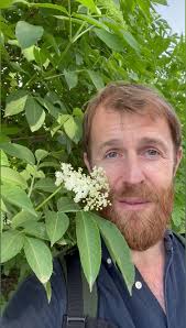 Tous les chardons sont comestibles sauf une exception. Nous vous disons  tout dans cette vidéo. Partagez +++ Venez nous suivre sur le terrain ou  participez à nos ateliers, tous nos événements sont